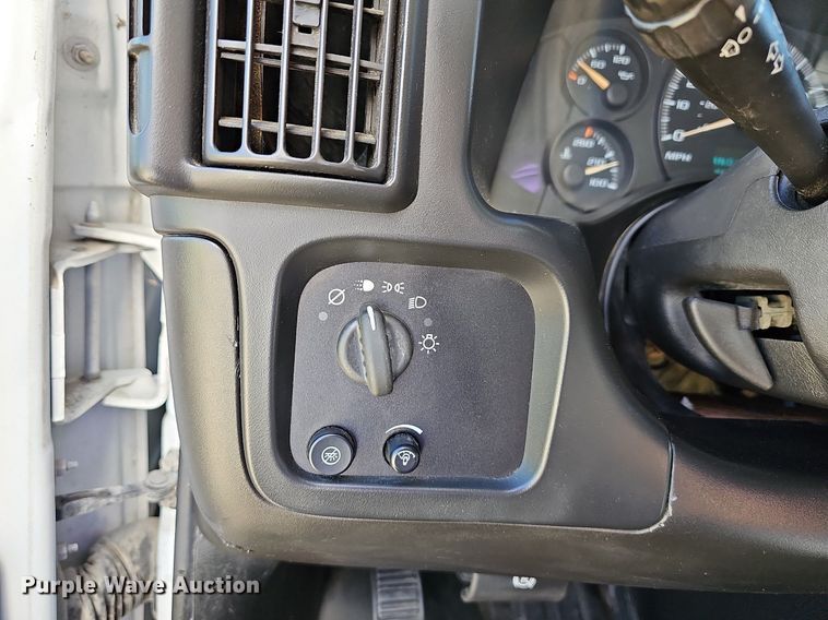 image for item MB9954 2006 Chevrolet Express 3500  box truck