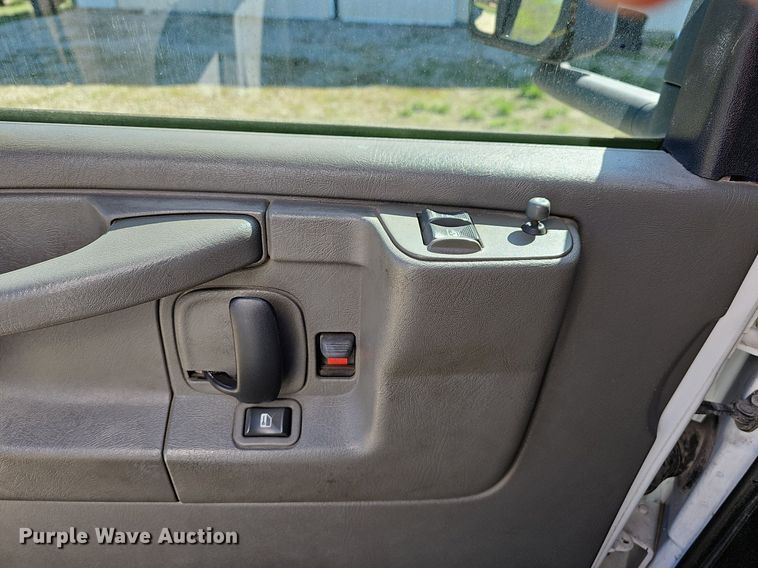 image for item MB9954 2006 Chevrolet Express 3500  box truck