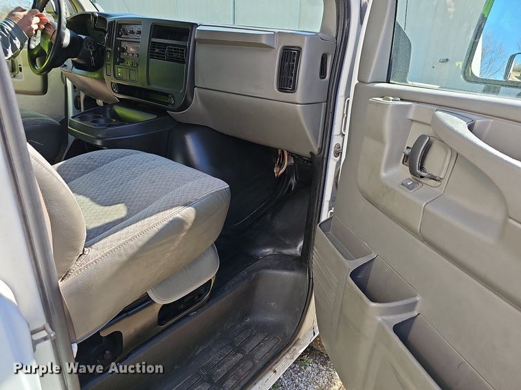 image for item MB9954 2006 Chevrolet Express 3500  box truck