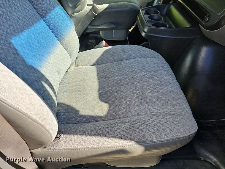 image for item MB9954 2006 Chevrolet Express 3500  box truck