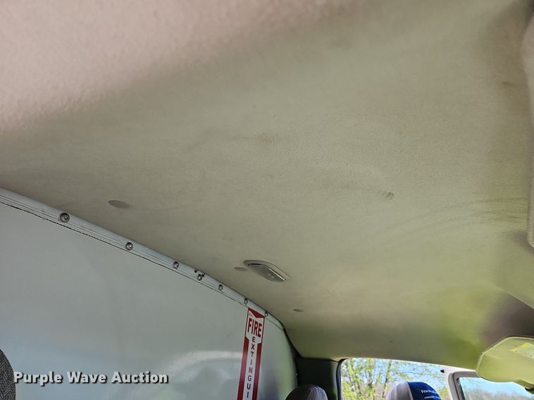 image for item MB9954 2006 Chevrolet Express 3500  box truck