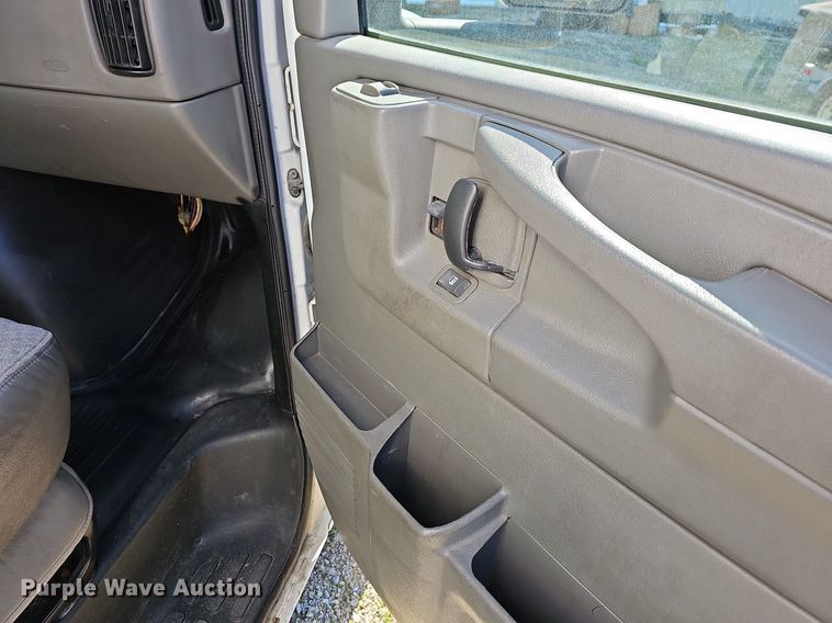 image for item MB9954 2006 Chevrolet Express 3500  box truck