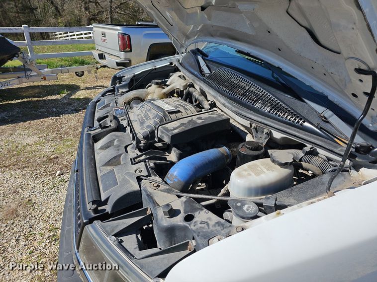 image for item MB9954 2006 Chevrolet Express 3500  box truck