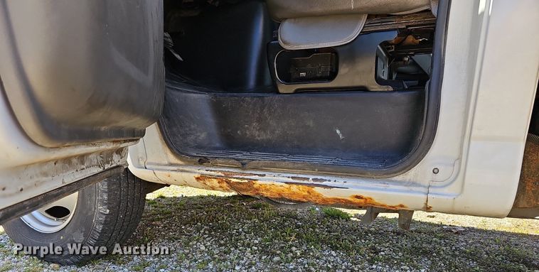 image for item MB9954 2006 Chevrolet Express 3500  box truck