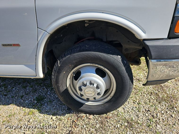 image for item MB9954 2006 Chevrolet Express 3500  box truck