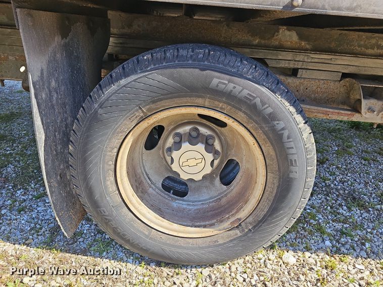 image for item MB9954 2006 Chevrolet Express 3500  box truck