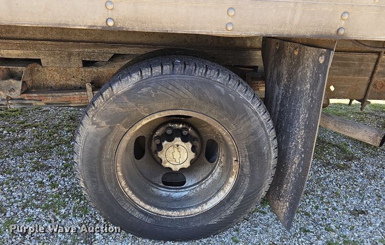 image for item MB9954 2006 Chevrolet Express 3500  box truck