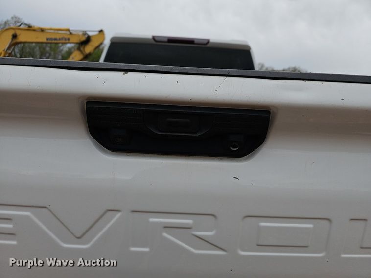 image for item MB9976 2020 Chevrolet Silverado 2500HD  Crew Cab pickup truck