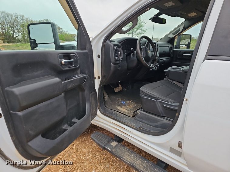 image for item MB9976 2020 Chevrolet Silverado 2500HD  Crew Cab pickup truck