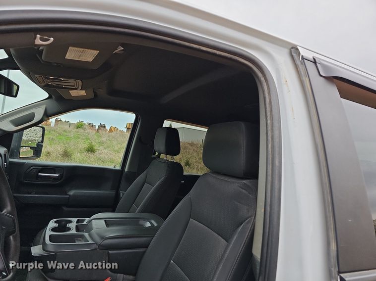 image for item MB9976 2020 Chevrolet Silverado 2500HD  Crew Cab pickup truck