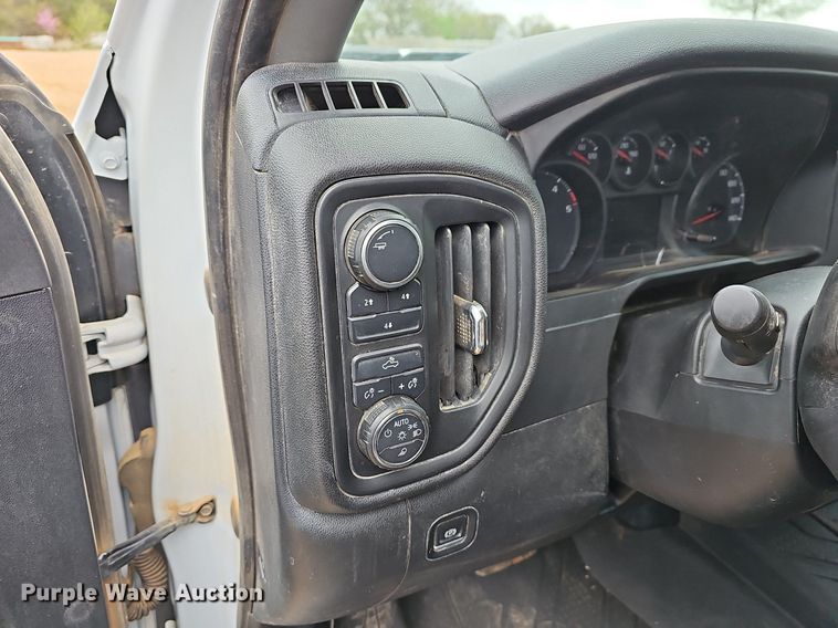 image for item MB9976 2020 Chevrolet Silverado 2500HD  Crew Cab pickup truck