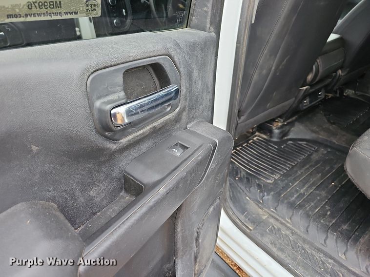 image for item MB9976 2020 Chevrolet Silverado 2500HD  Crew Cab pickup truck