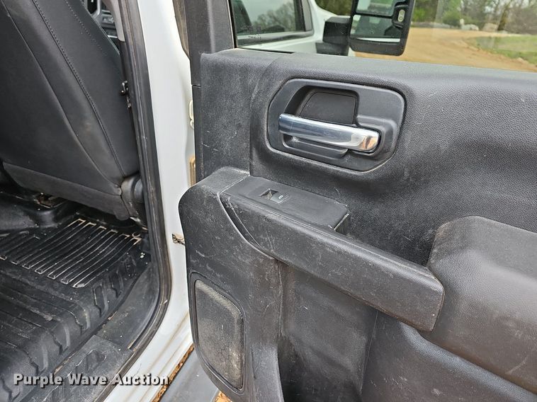 image for item MB9976 2020 Chevrolet Silverado 2500HD  Crew Cab pickup truck