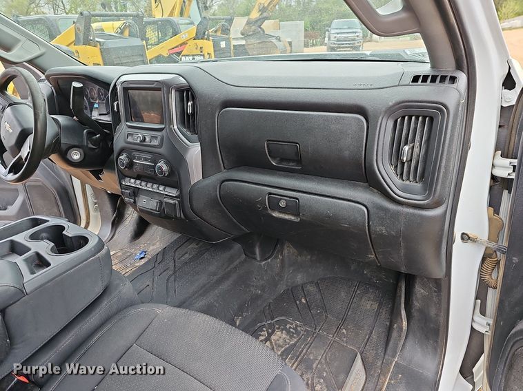 image for item MB9976 2020 Chevrolet Silverado 2500HD  Crew Cab pickup truck