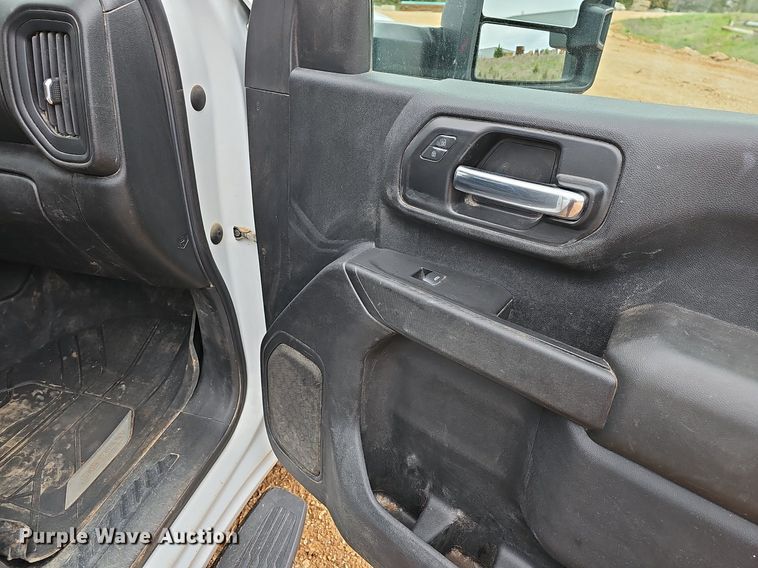 image for item MB9976 2020 Chevrolet Silverado 2500HD  Crew Cab pickup truck