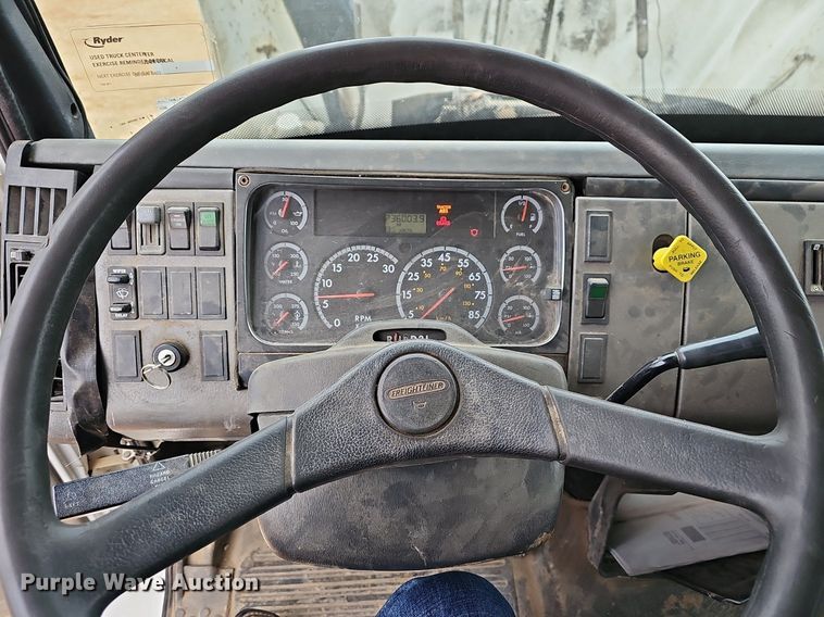 image for item MB9980 2004 Freightliner FL70  box truck