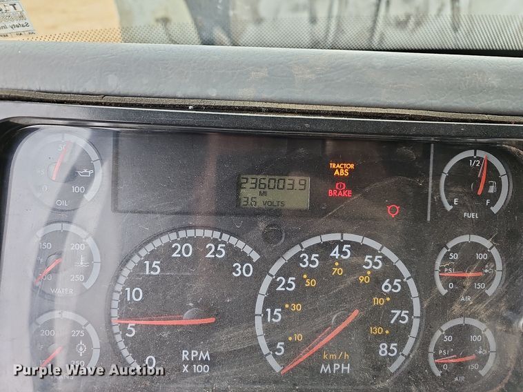 image for item MB9980 2004 Freightliner FL70  box truck