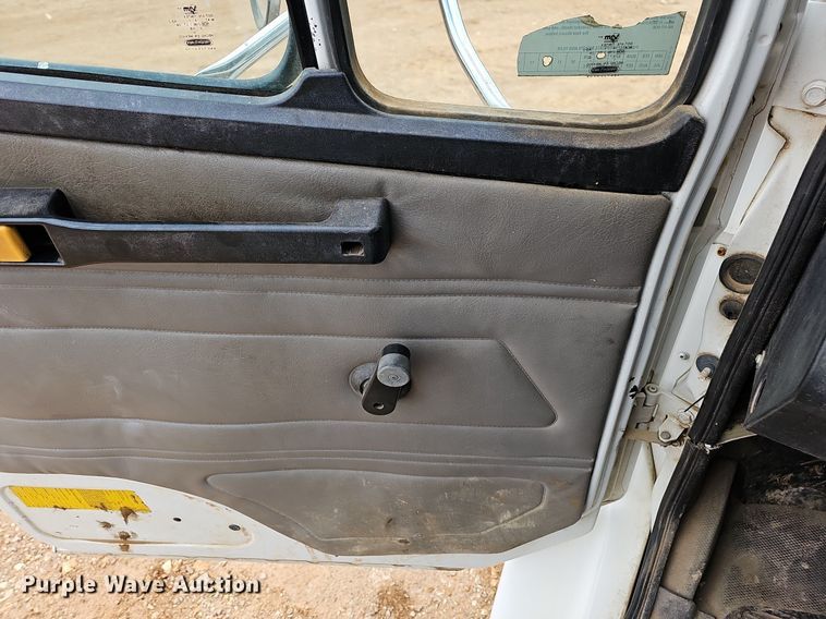 image for item MB9980 2004 Freightliner FL70  box truck