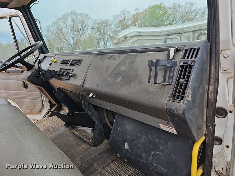 image for item MB9980 2004 Freightliner FL70  box truck