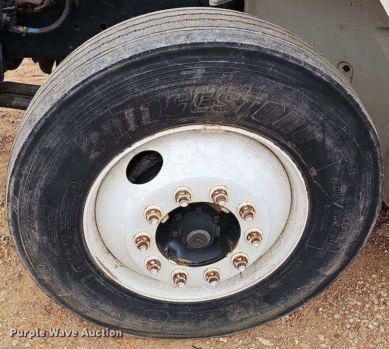 image for item MB9980 2004 Freightliner FL70  box truck