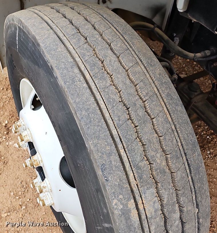 image for item MB9980 2004 Freightliner FL70  box truck