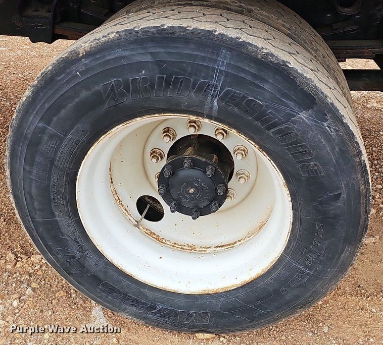 image for item MB9980 2004 Freightliner FL70  box truck