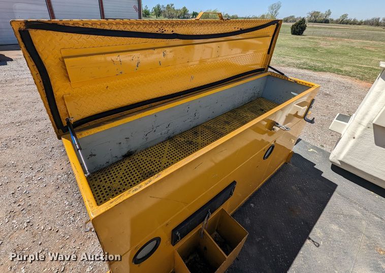 image for item MN9805 2014 Dodge Ram 5500  bucket truck