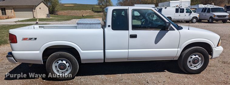 image for item MN9889 2003 GMC Sonoma  Ext. Cab pickup truck