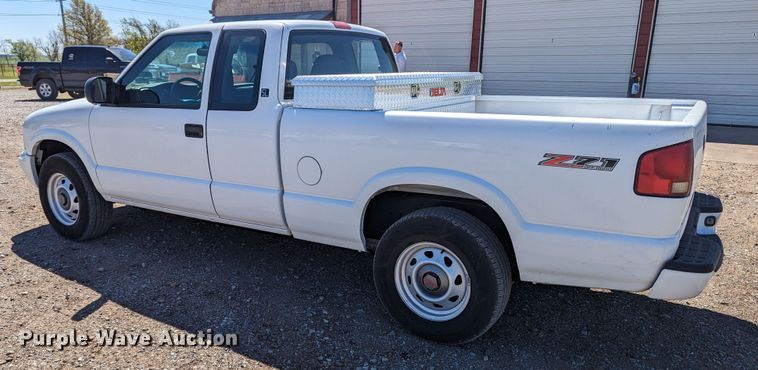 image for item MN9889 2003 GMC Sonoma  Ext. Cab pickup truck