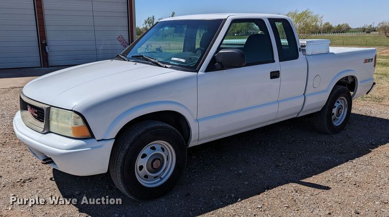 image for item MN9889 2003 GMC Sonoma  Ext. Cab pickup truck