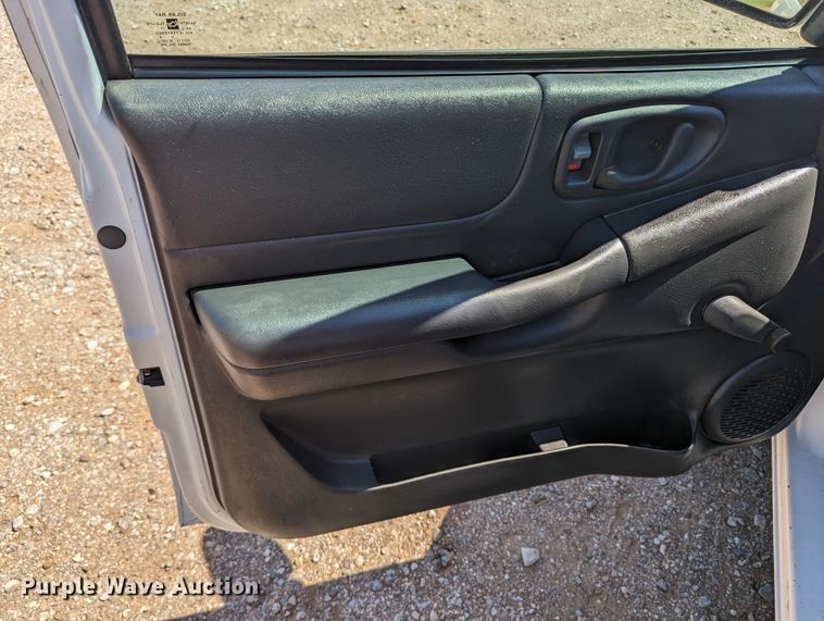 image for item MN9889 2003 GMC Sonoma  Ext. Cab pickup truck