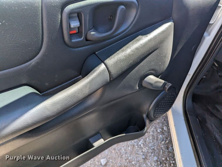 image for item MN9889 2003 GMC Sonoma  Ext. Cab pickup truck