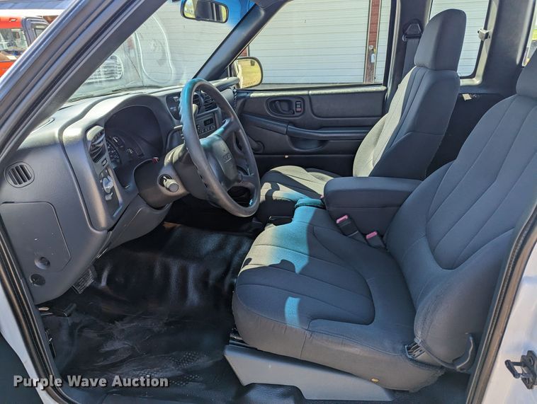 image for item MN9889 2003 GMC Sonoma  Ext. Cab pickup truck