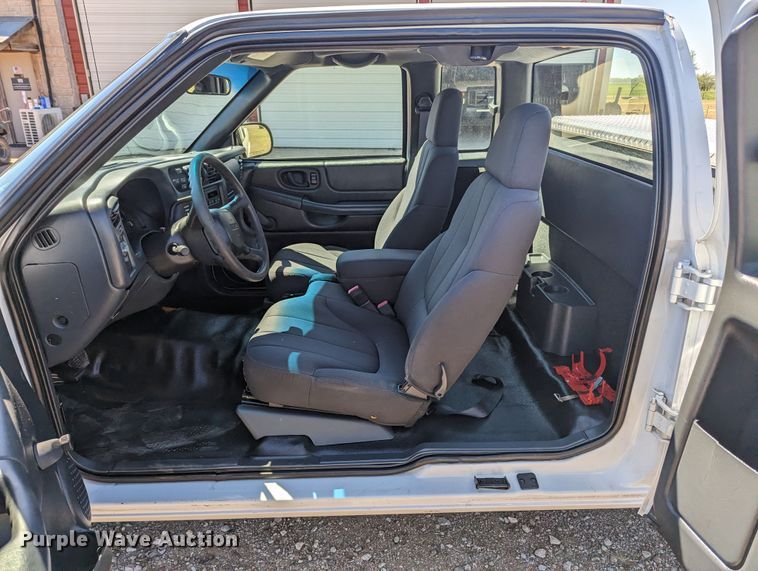 image for item MN9889 2003 GMC Sonoma  Ext. Cab pickup truck