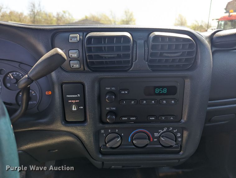 image for item MN9889 2003 GMC Sonoma  Ext. Cab pickup truck