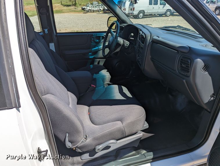 image for item MN9889 2003 GMC Sonoma  Ext. Cab pickup truck