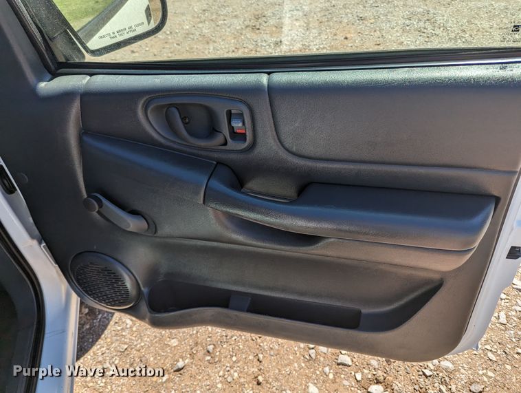 image for item MN9889 2003 GMC Sonoma  Ext. Cab pickup truck