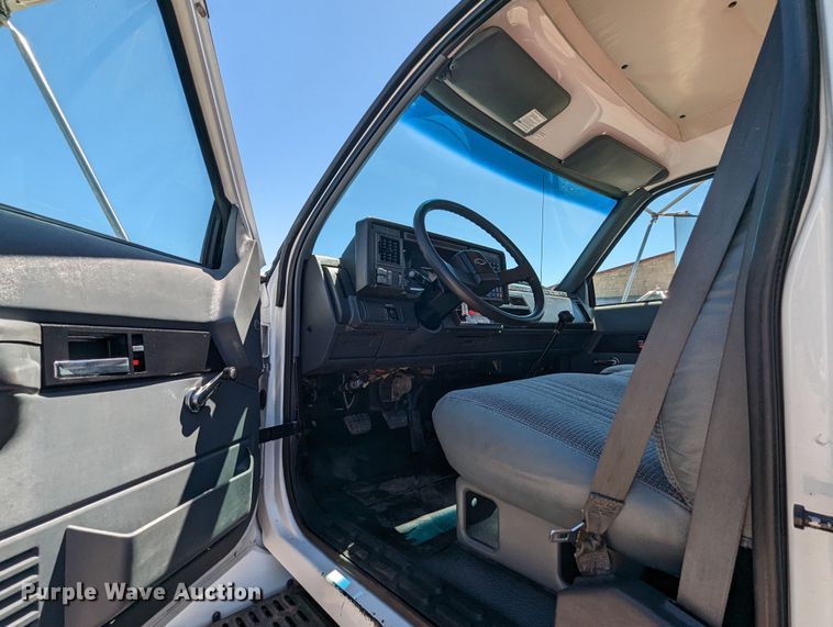 image for item MN9890 2000 Chevrolet C6500  crane truck