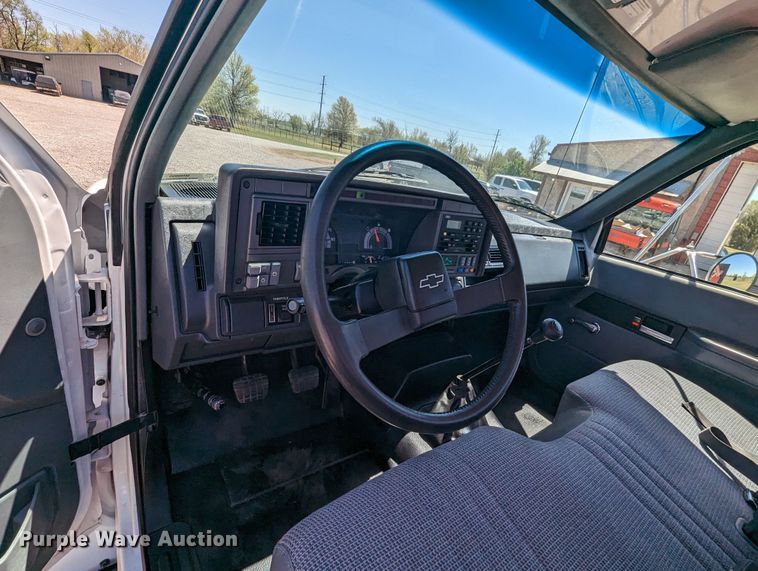 image for item MN9890 2000 Chevrolet C6500  crane truck