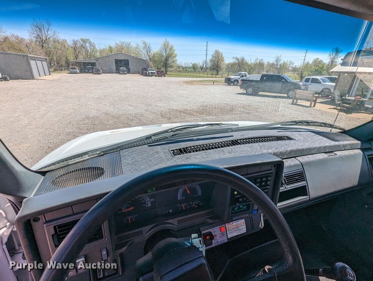 image for item MN9890 2000 Chevrolet C6500  crane truck