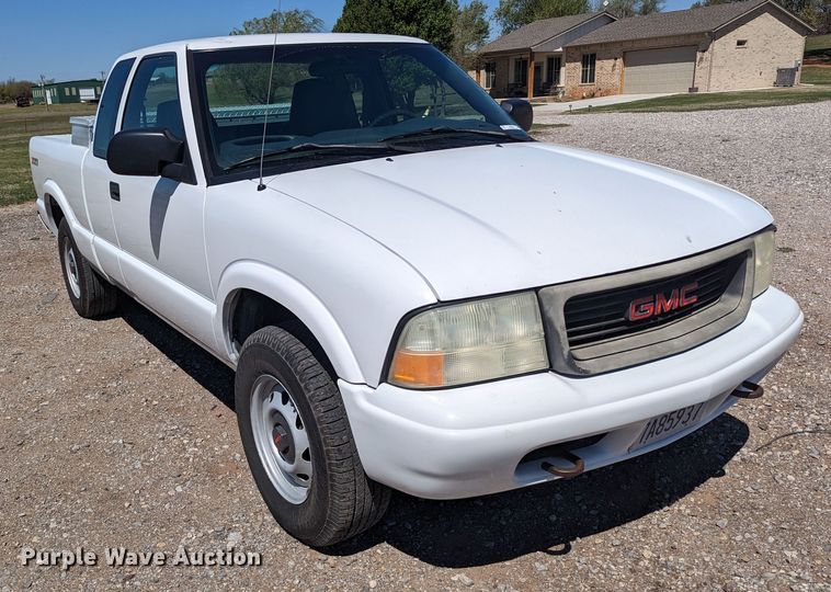 image for item MN9892 2003 GMC Sonoma  Ext. Cab pickup truck