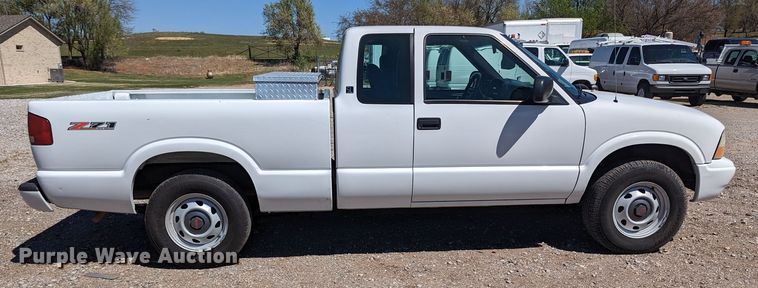 image for item MN9892 2003 GMC Sonoma  Ext. Cab pickup truck