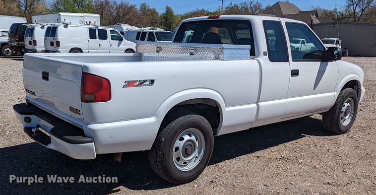 image for item MN9892 2003 GMC Sonoma  Ext. Cab pickup truck