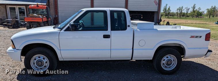 image for item MN9892 2003 GMC Sonoma  Ext. Cab pickup truck