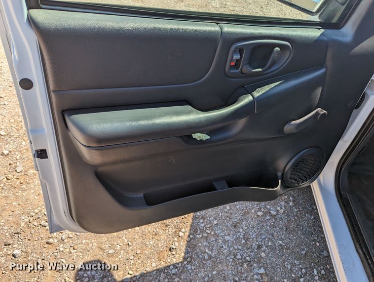 image for item MN9892 2003 GMC Sonoma  Ext. Cab pickup truck