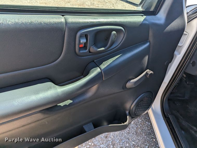 image for item MN9892 2003 GMC Sonoma  Ext. Cab pickup truck