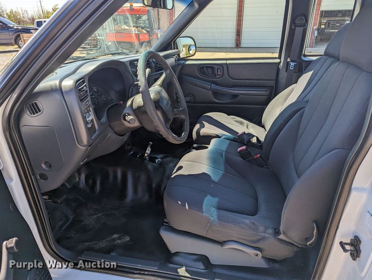 image for item MN9892 2003 GMC Sonoma  Ext. Cab pickup truck