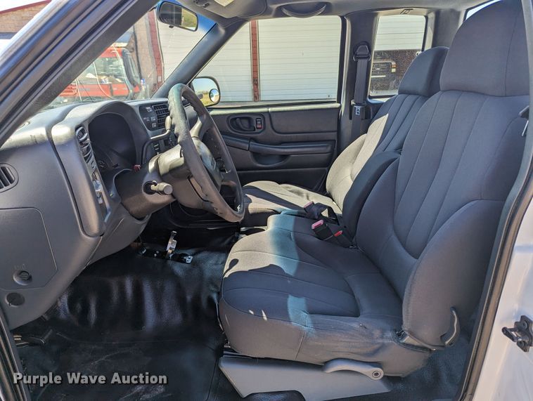 image for item MN9892 2003 GMC Sonoma  Ext. Cab pickup truck