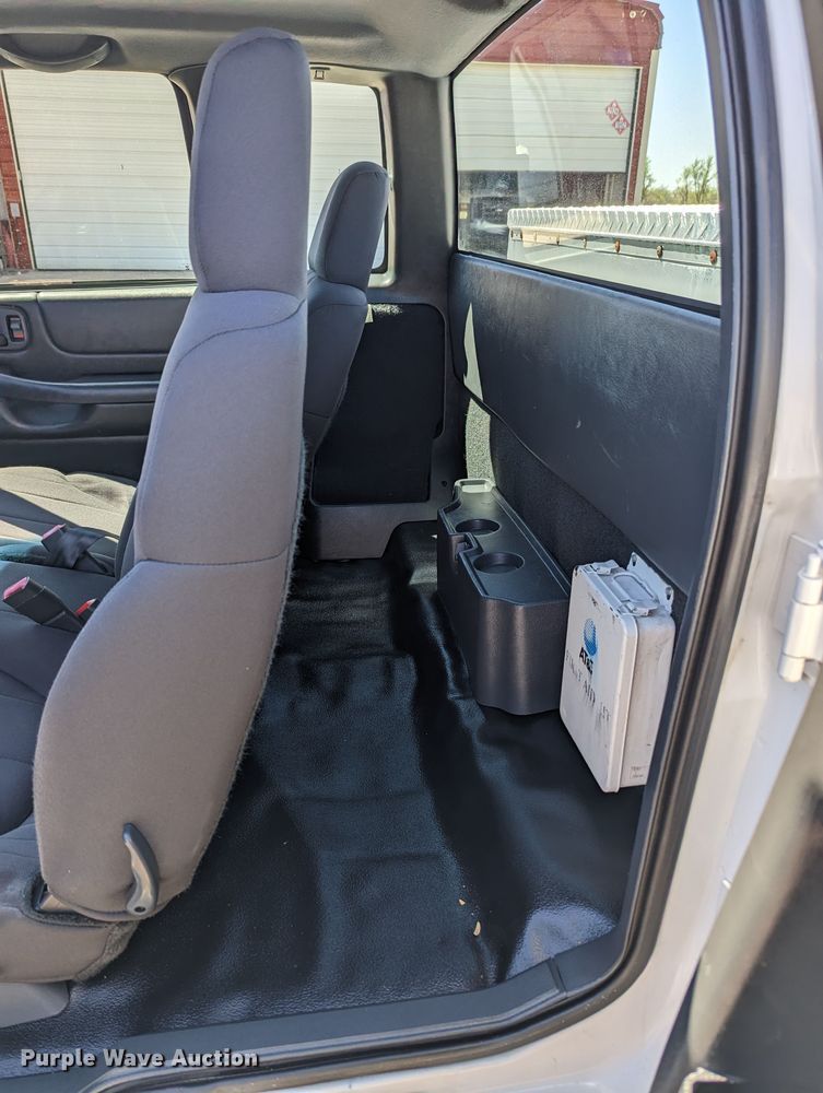 image for item MN9892 2003 GMC Sonoma  Ext. Cab pickup truck