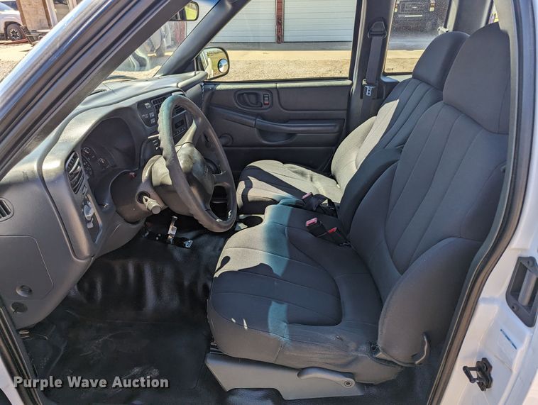 image for item MN9892 2003 GMC Sonoma  Ext. Cab pickup truck